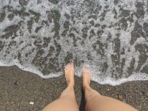 Feet in the ocean - Image